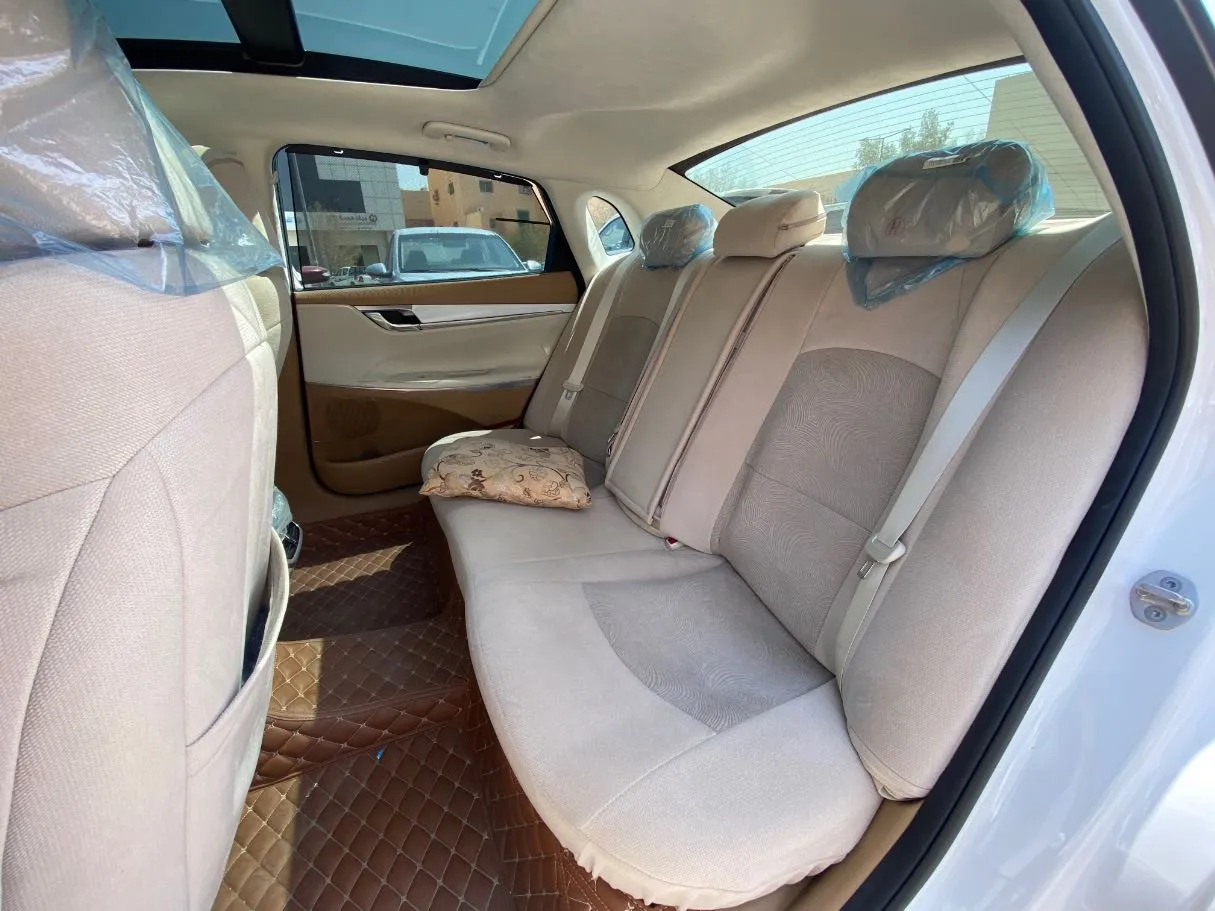 Car image 14
