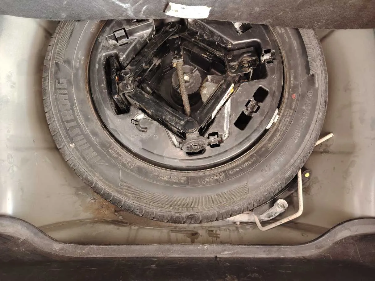 Car image 26