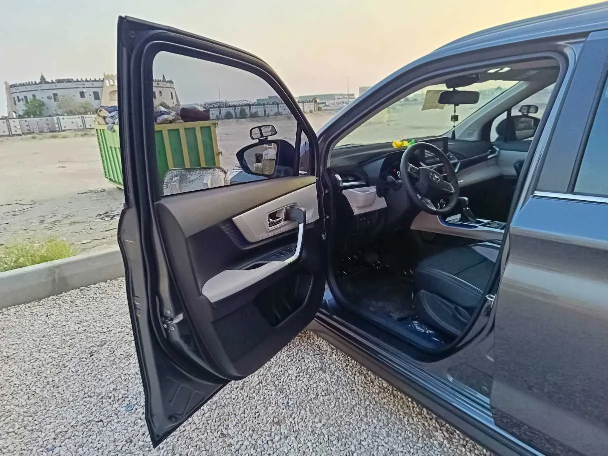 Car image 12