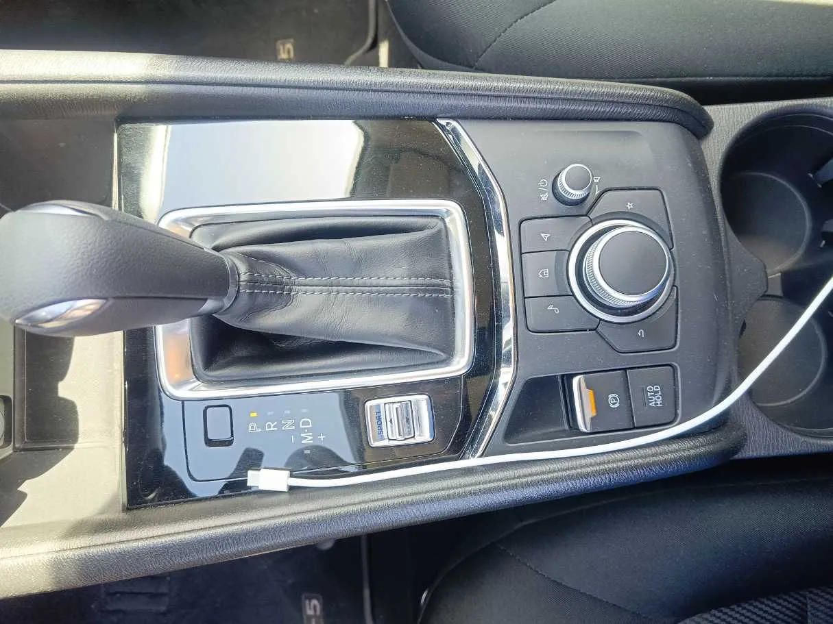 Car image 19