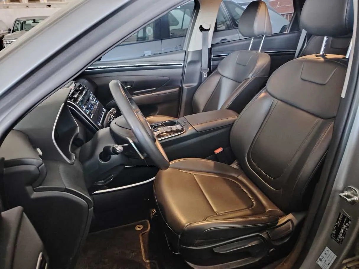 Car image 12