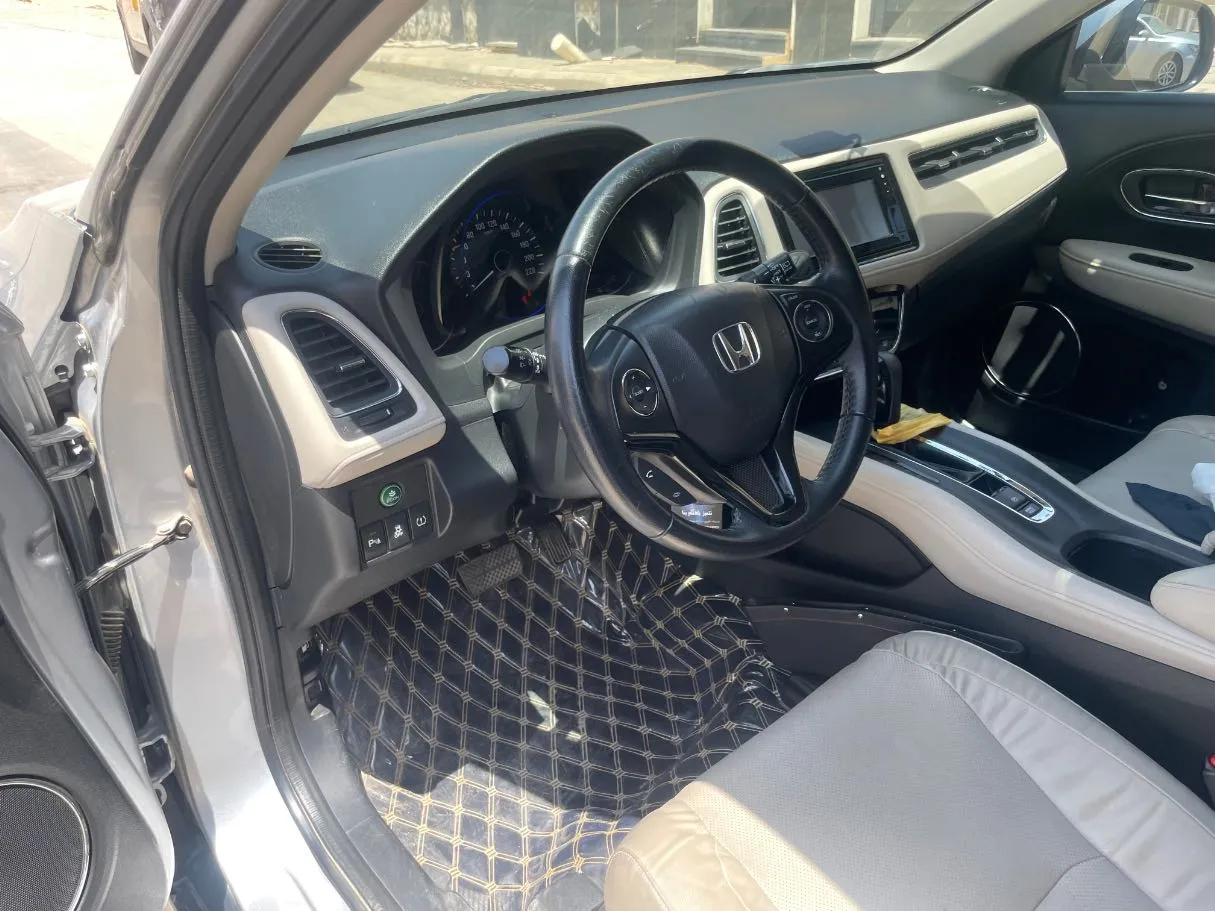 Car image 11