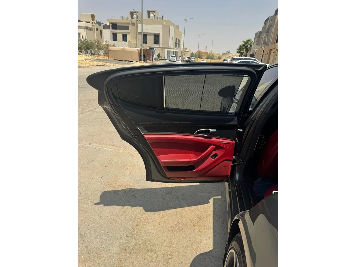 Car image 12