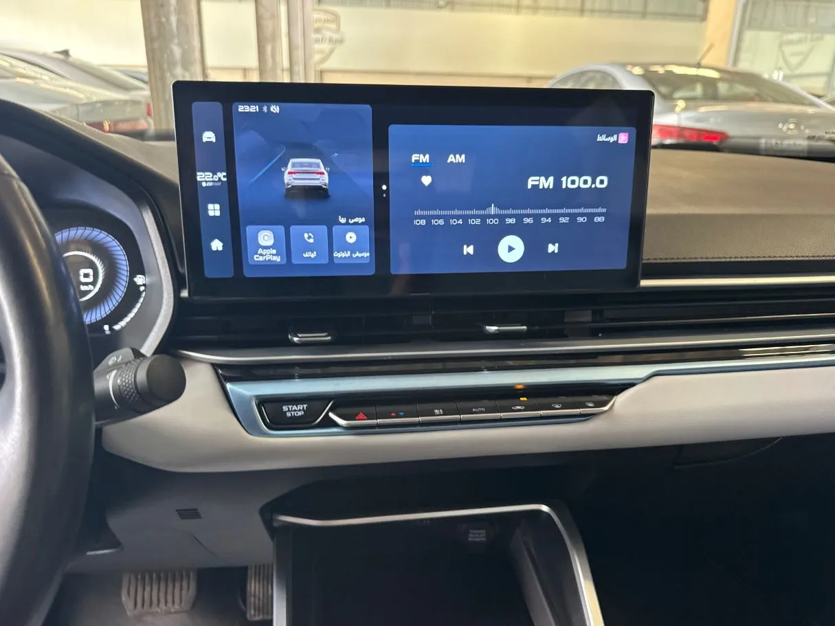 Car image 12