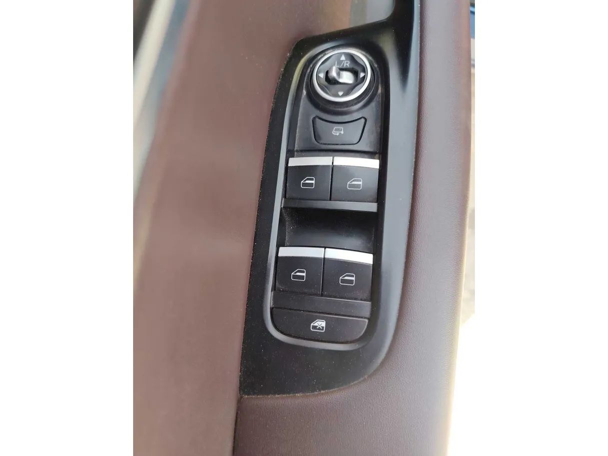 Car image 26