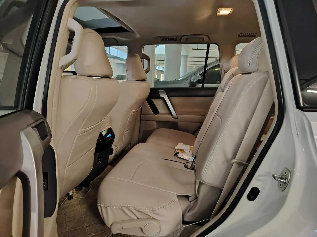 Car image 19