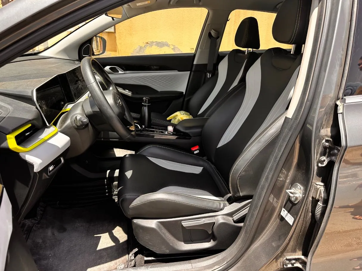 Car image 12