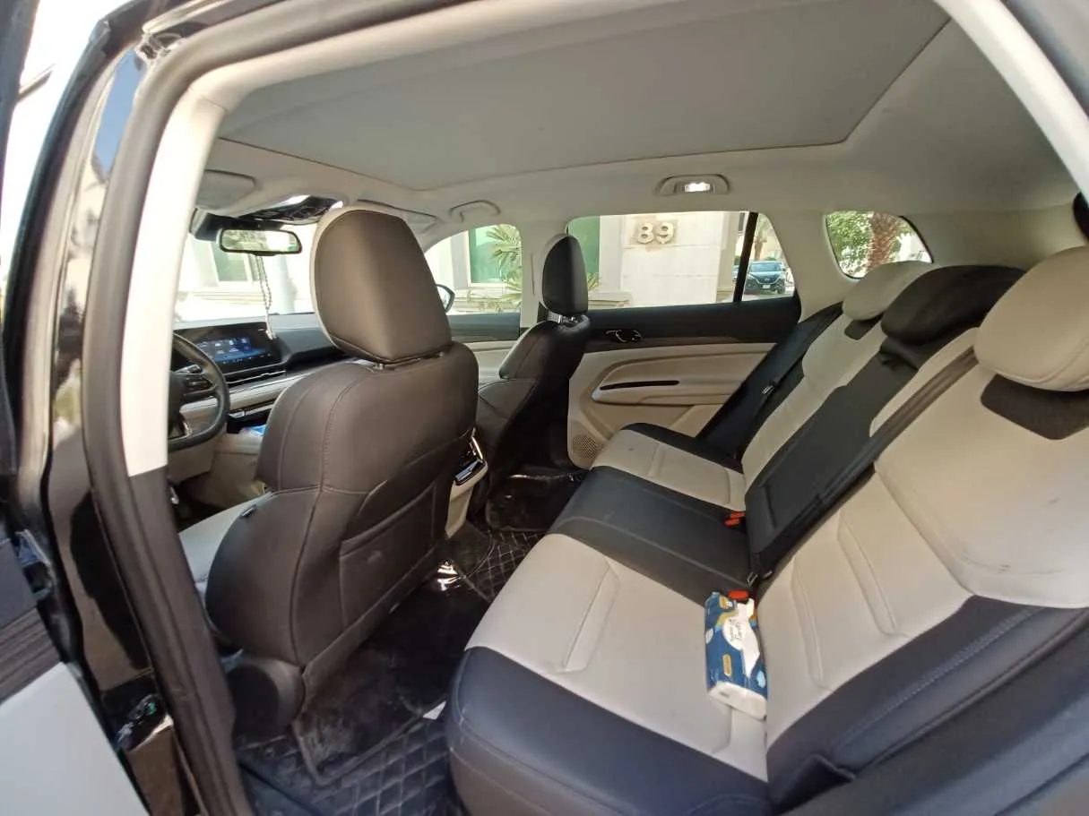 Car image 12