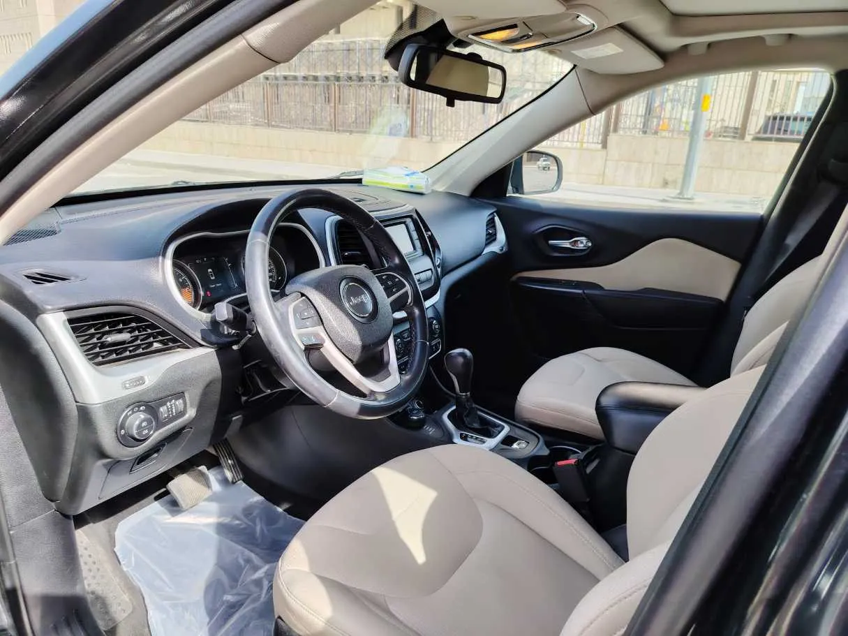 Car image 12