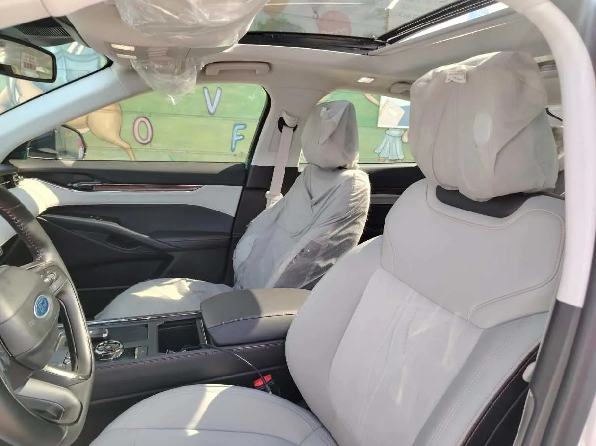 Car image 13