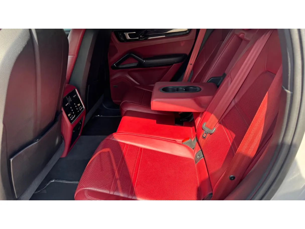 Car image 12