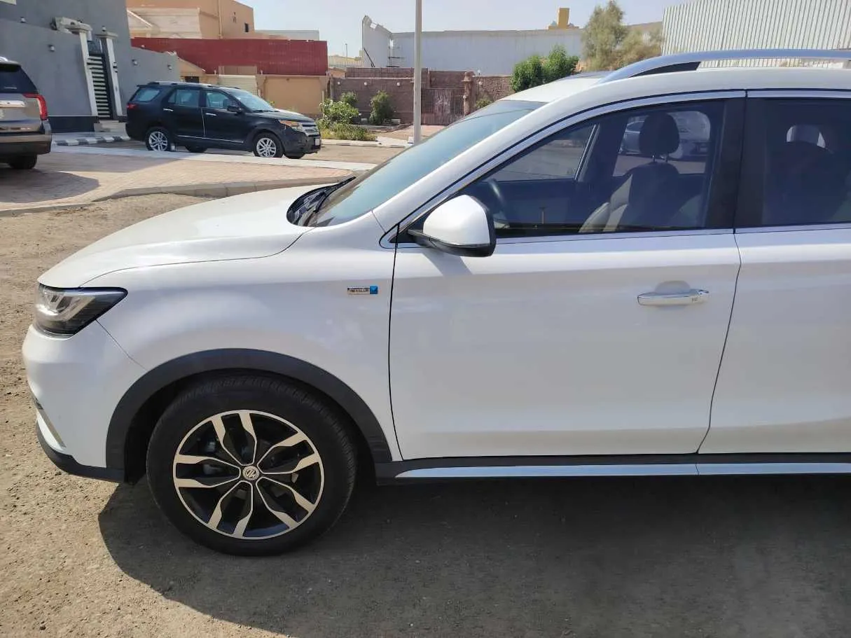 Car image 9
