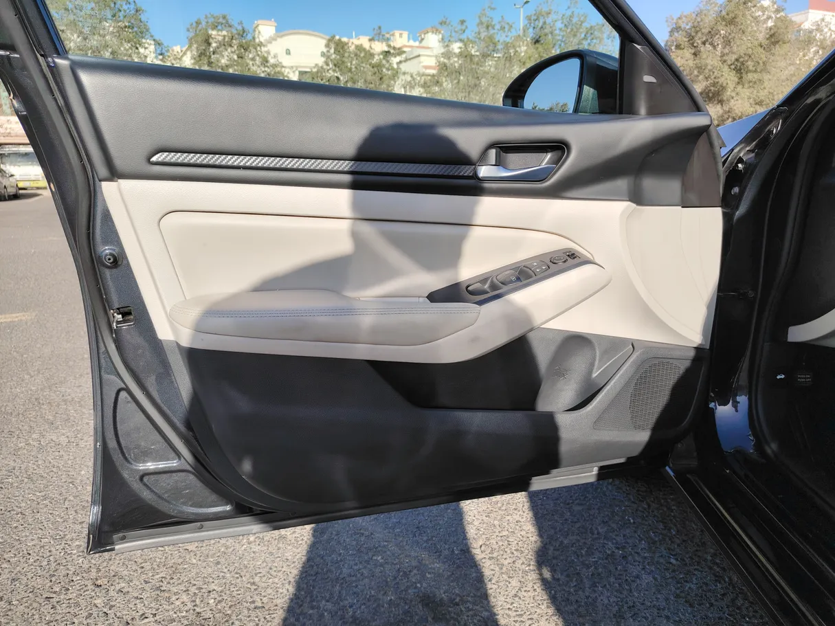 Car image 18