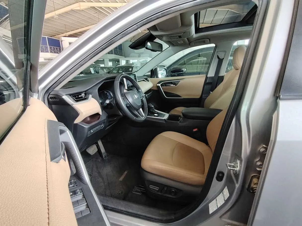 Car image 14