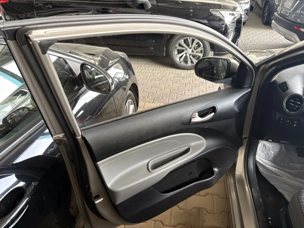 Car image 8