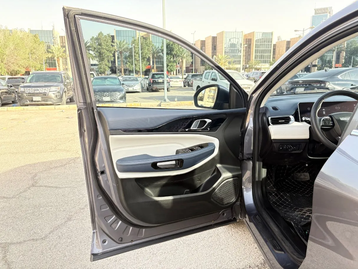 Car image 10