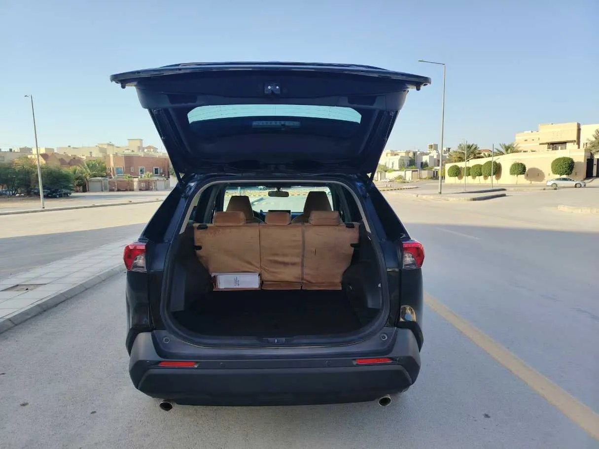 Car image 24