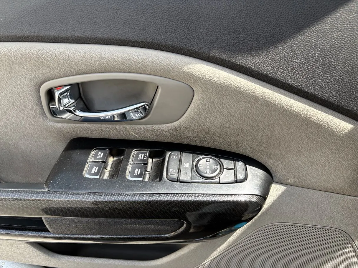 Car image 25