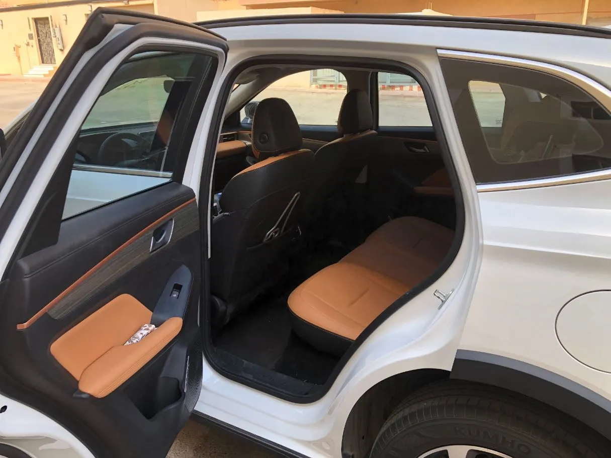 Car image 14