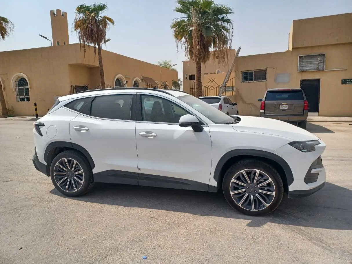 Car image 4