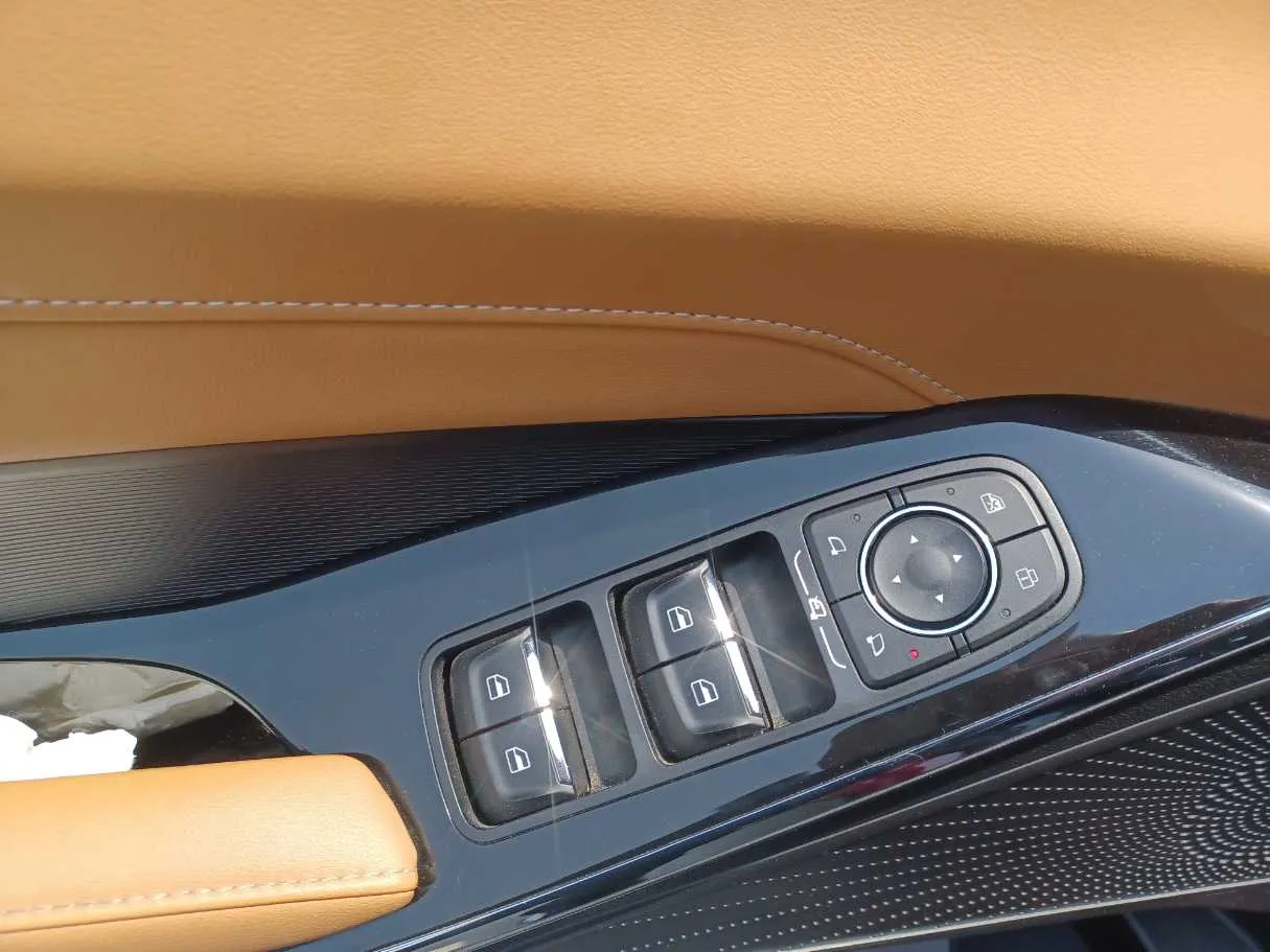 Car image 24