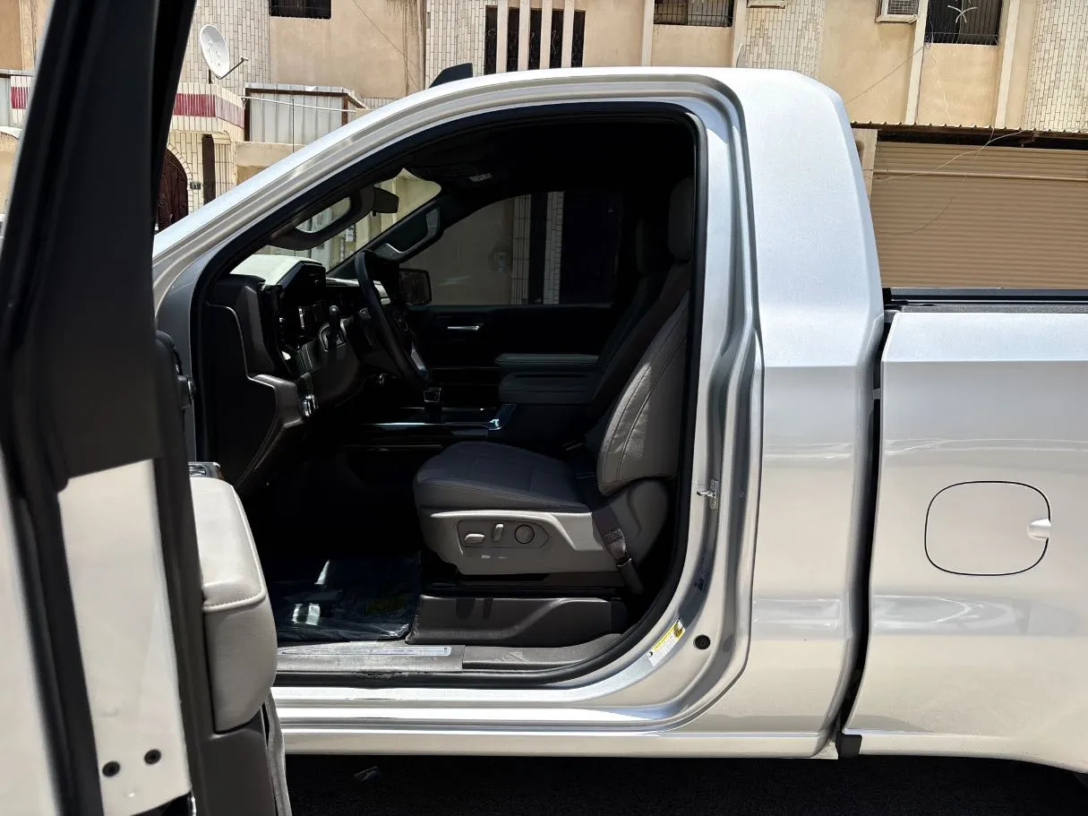 Car image 12