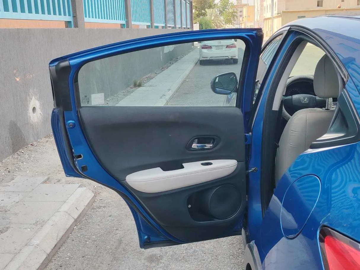 Car image 12