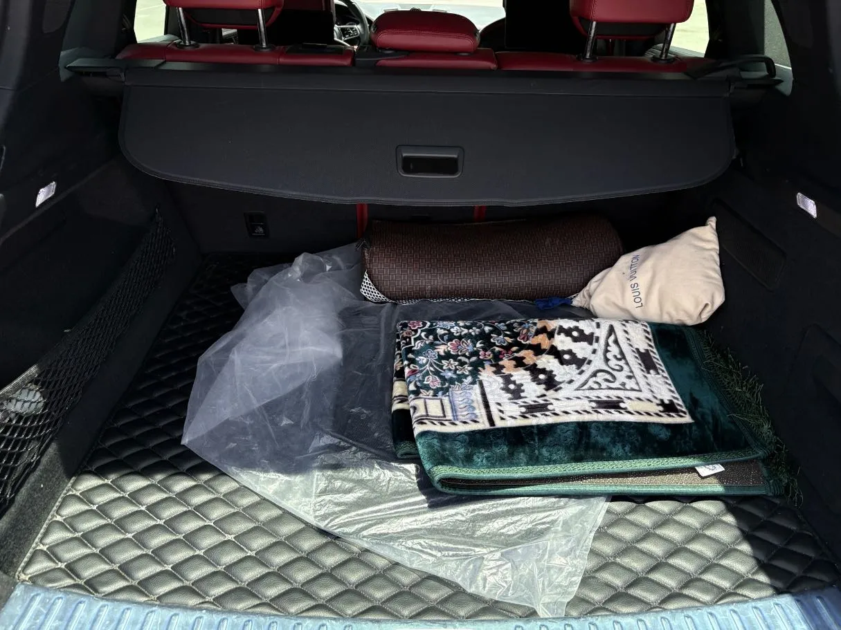 Car image 30