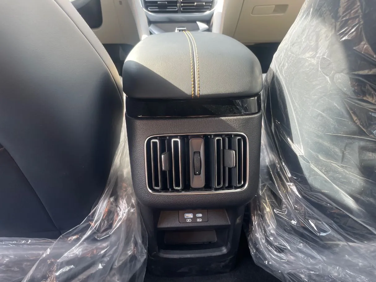 Car image 24