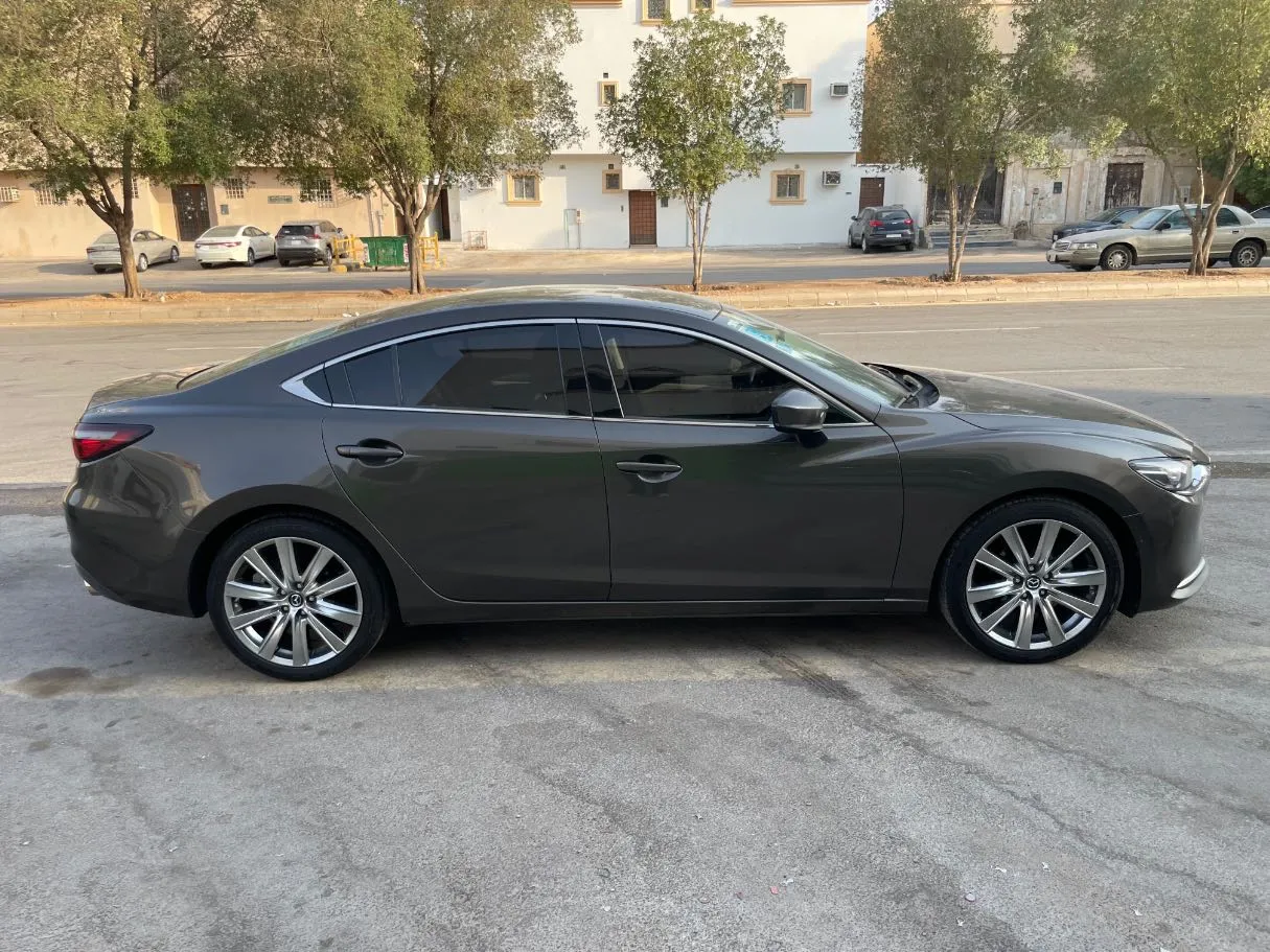 Car image 4