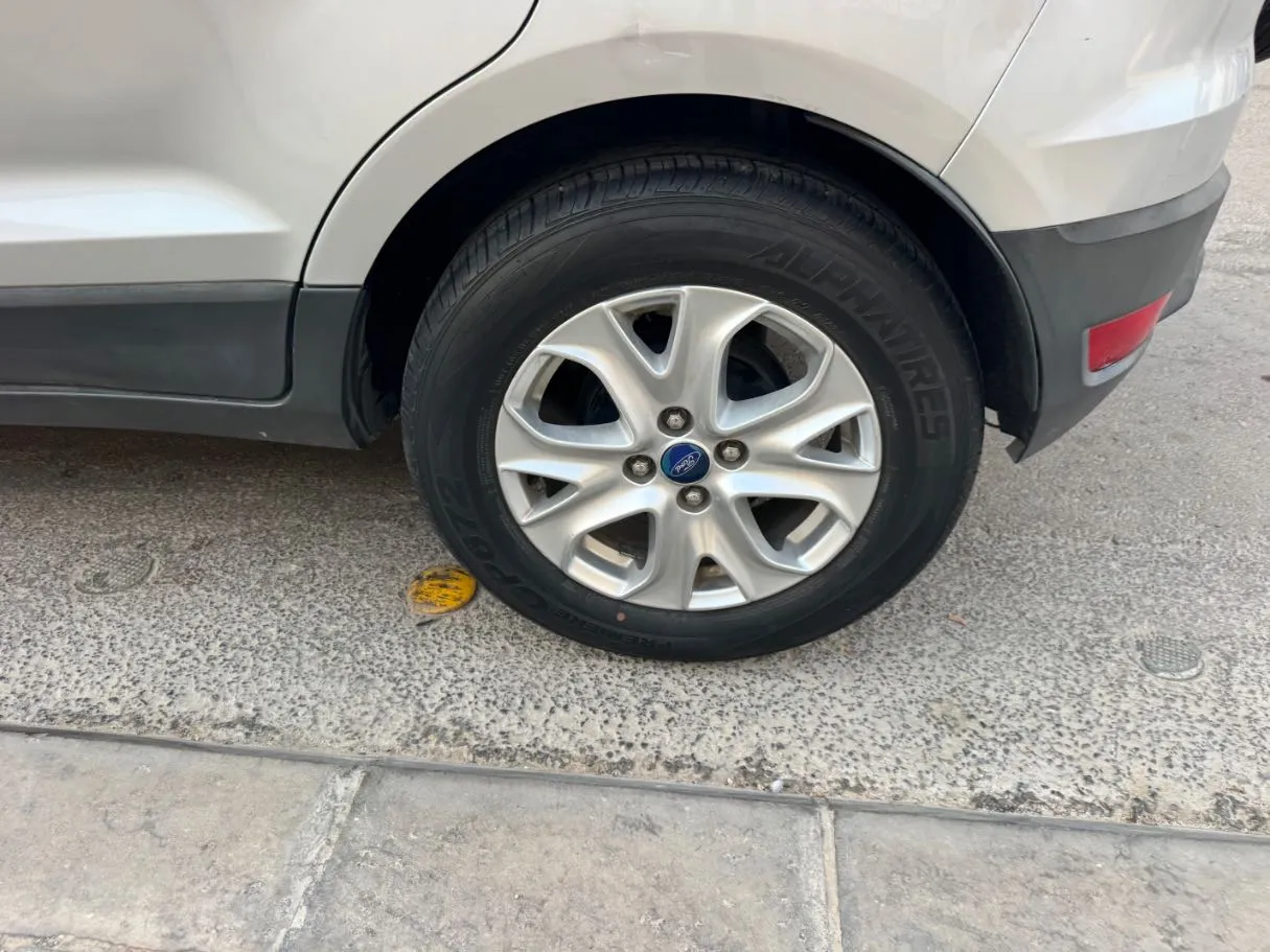 Car image 9