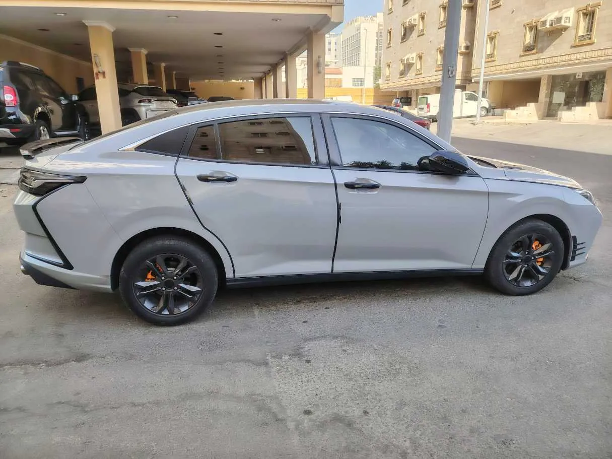 Car image 4