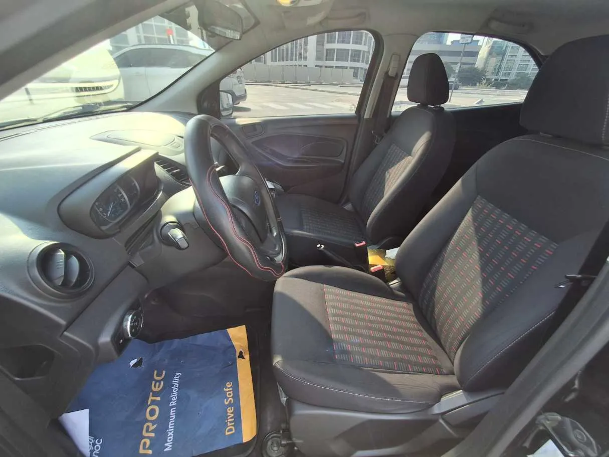 Car image 12