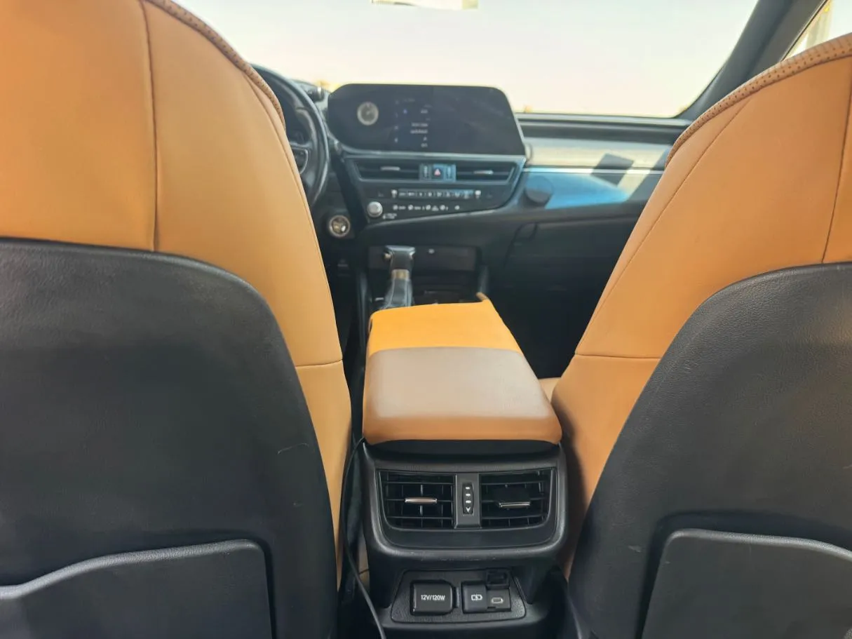 Car image 20
