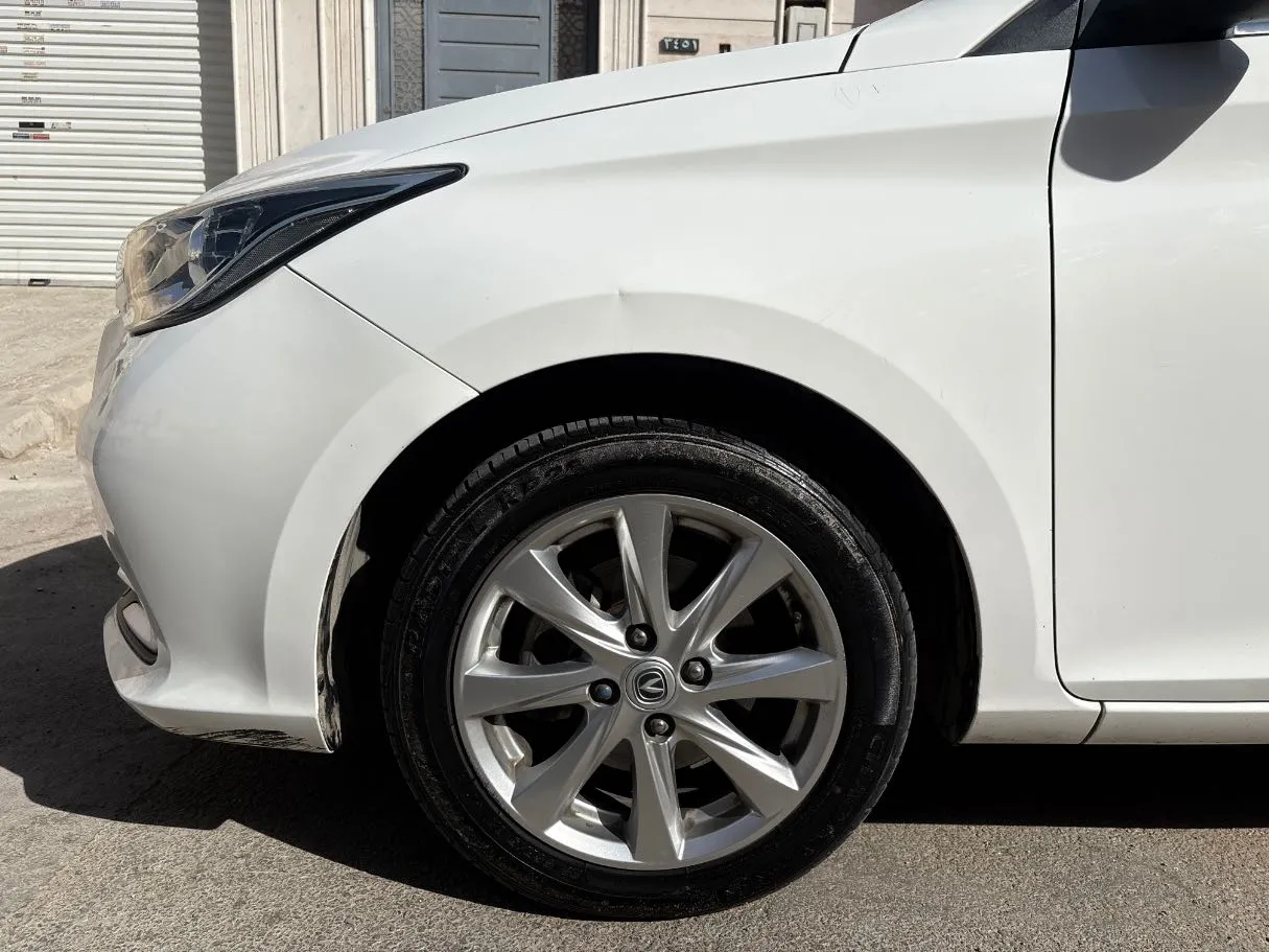 Car image 9