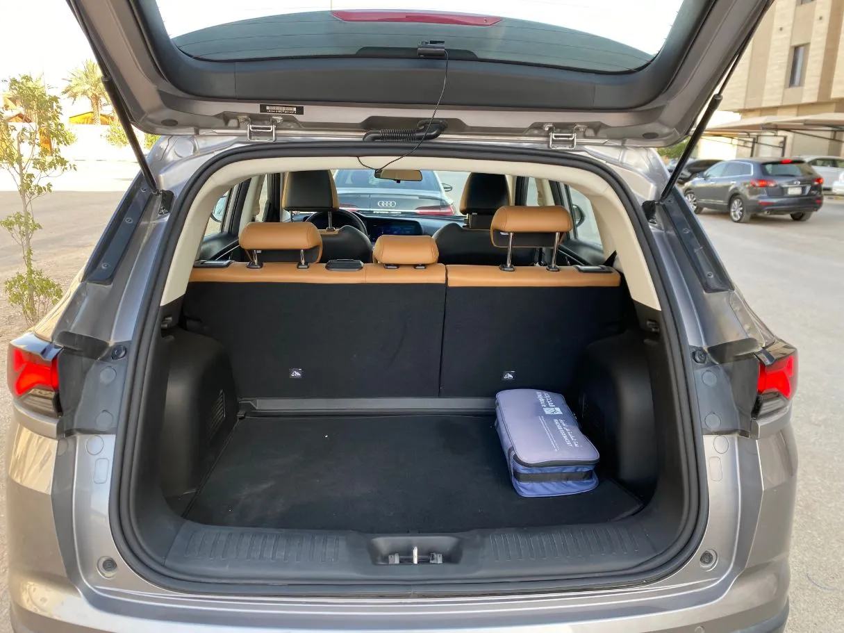 Car image 19