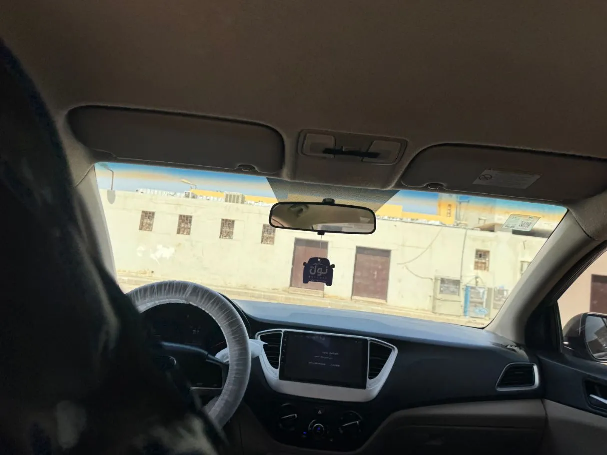 Car image 14