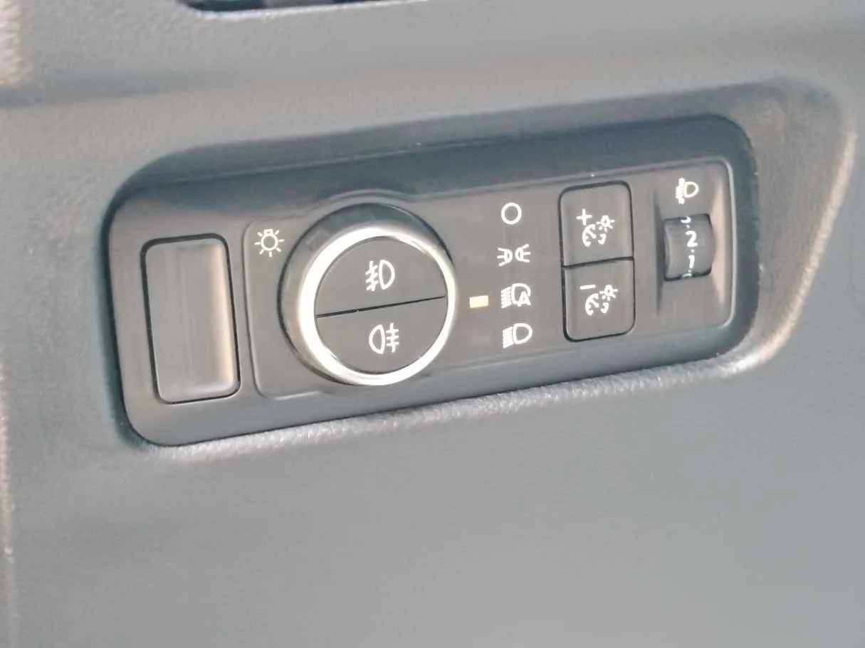 Car image 32