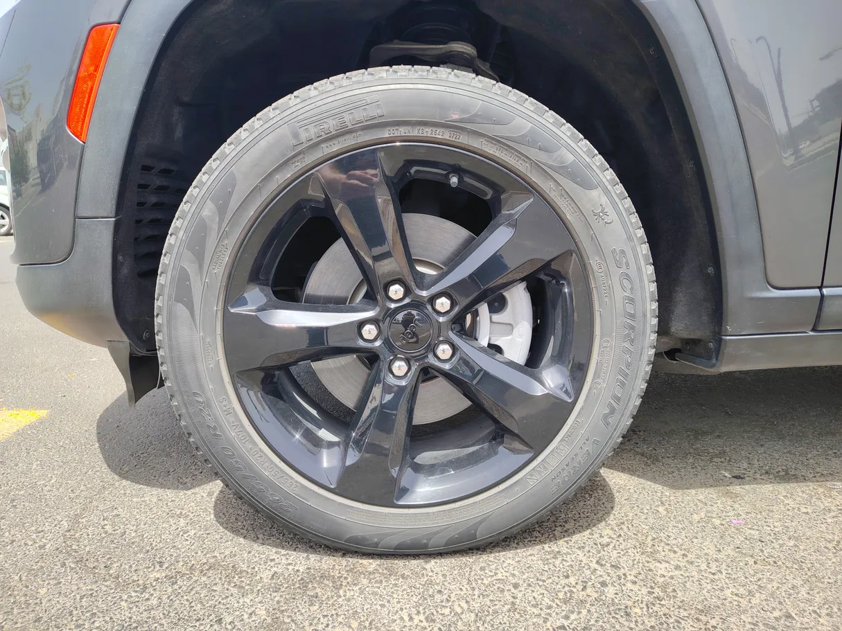 Car image 9