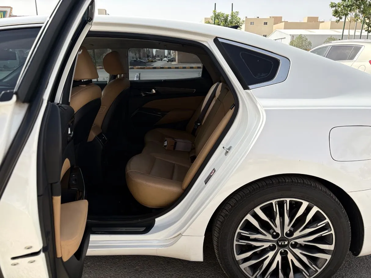 Car image 15