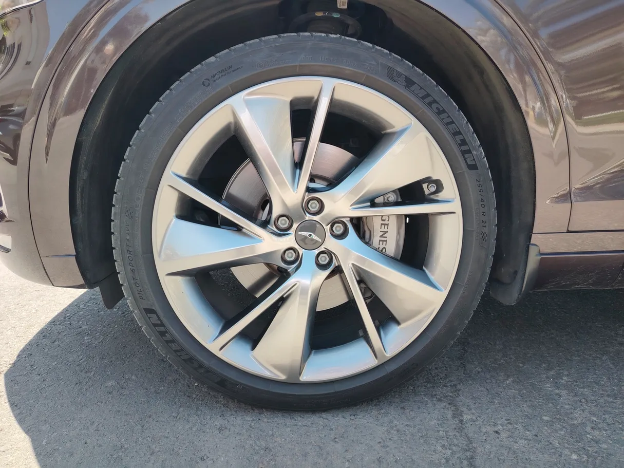 Car image 9