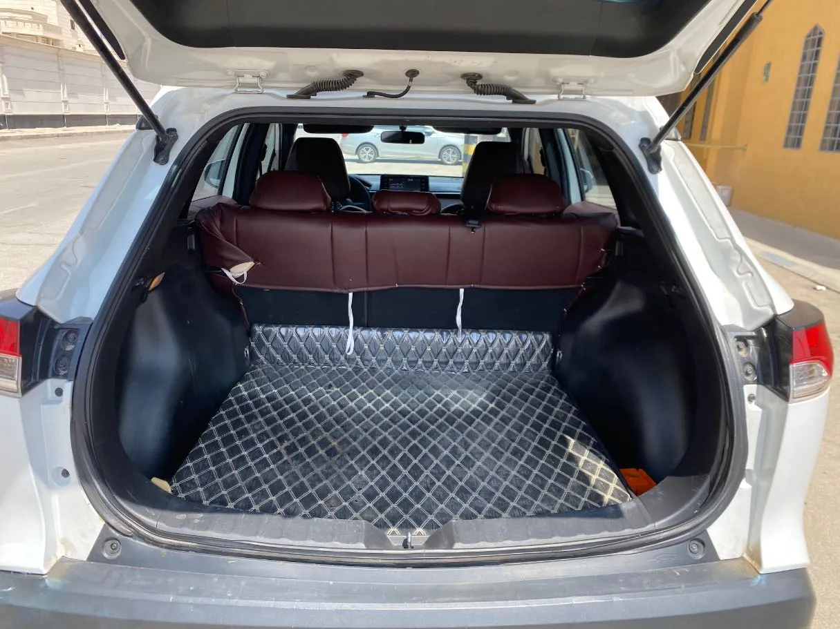 Car image 19