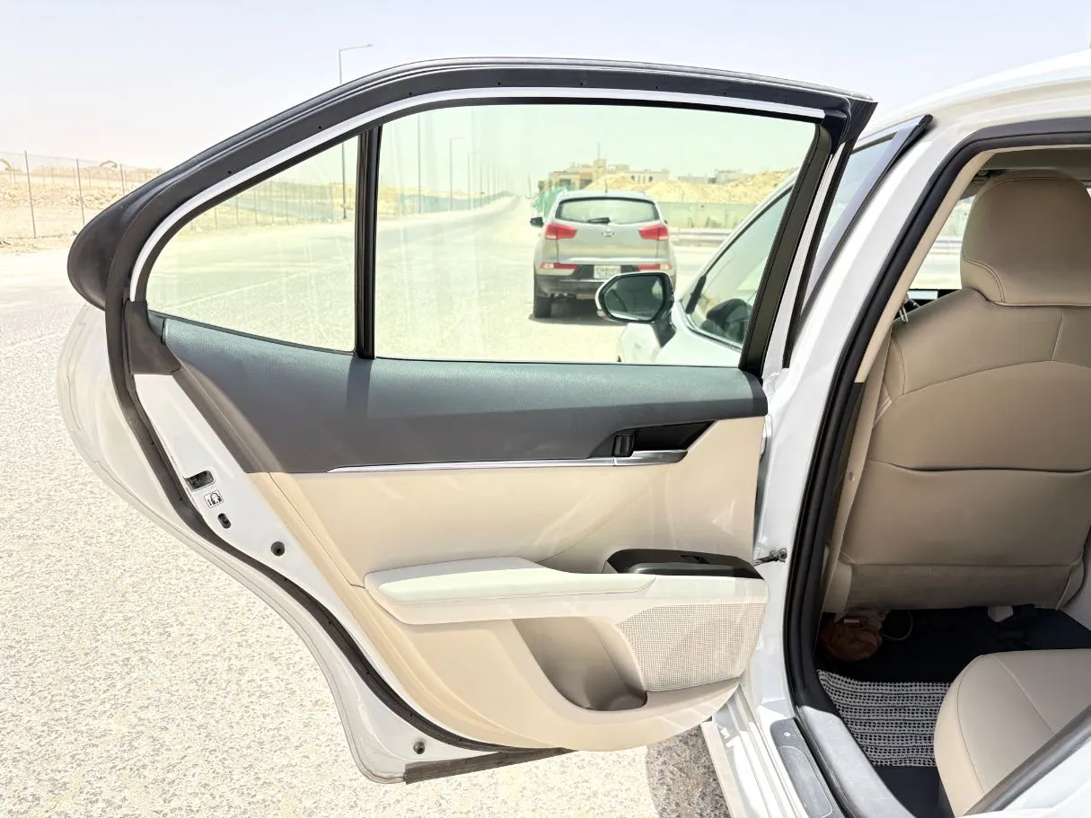 Car image 14