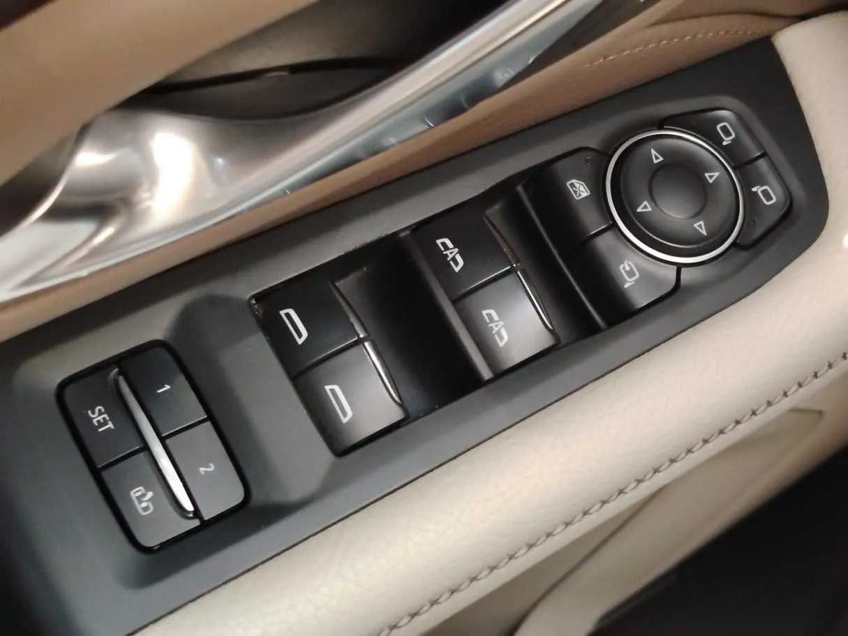Car image 27