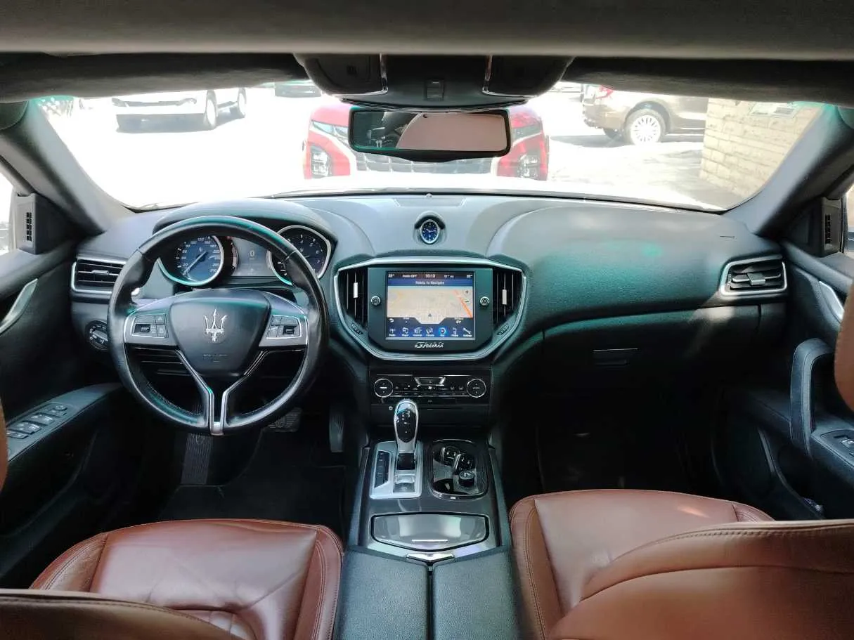 Car image 18