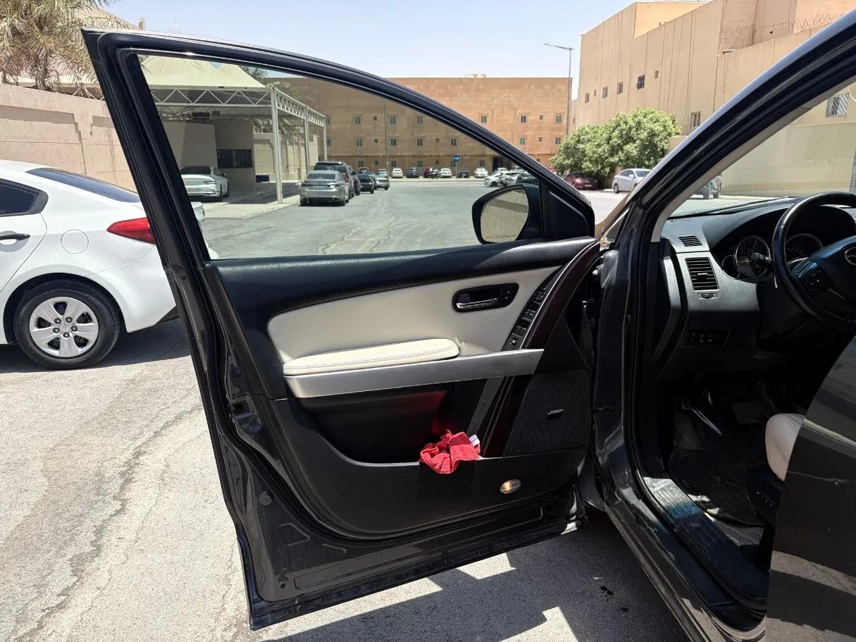 Car image 10