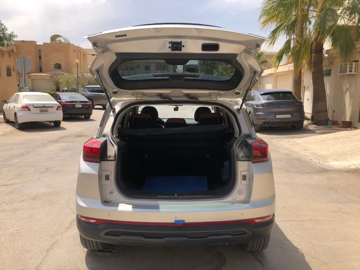 Car image 19
