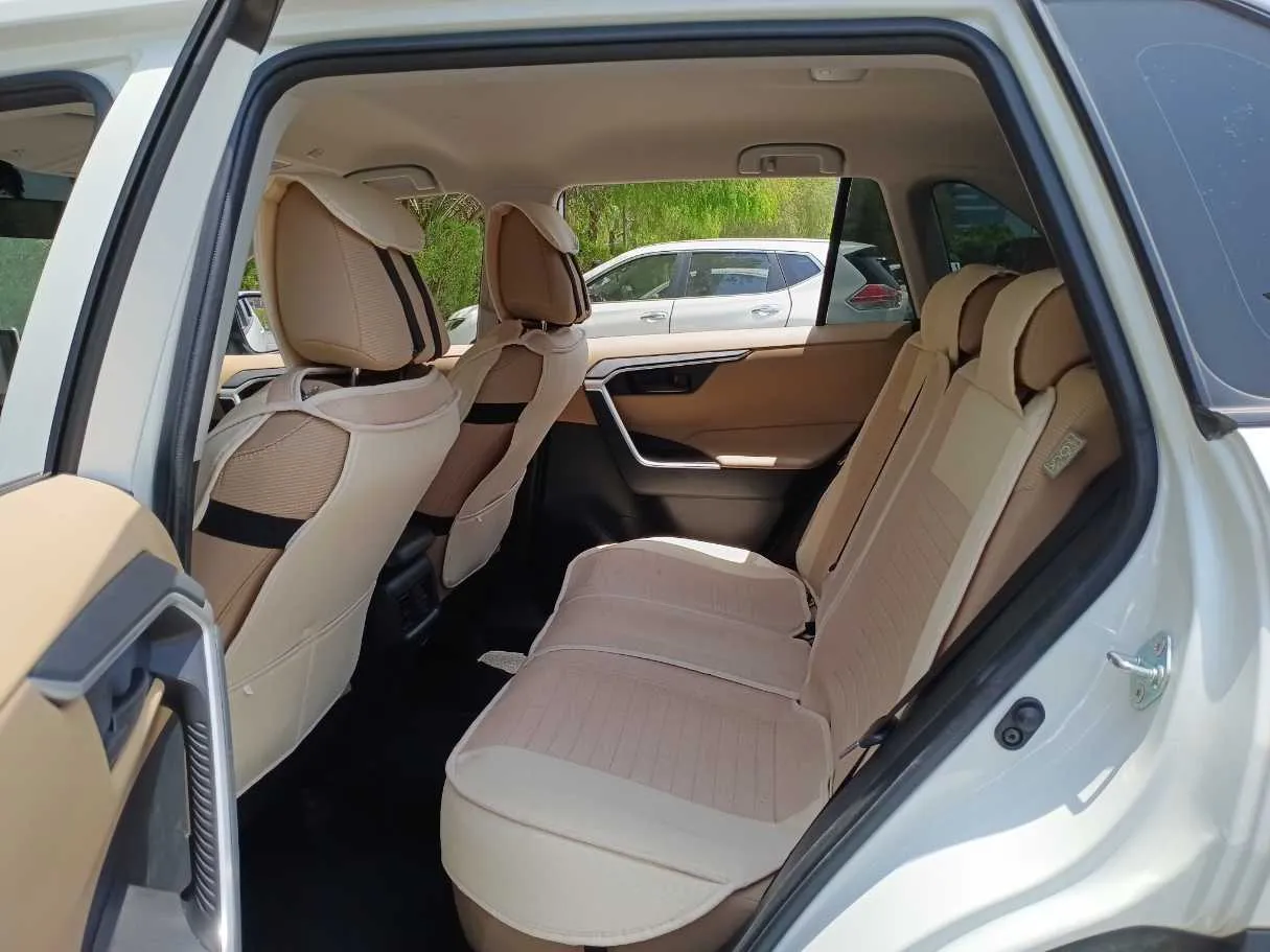 Car image 14