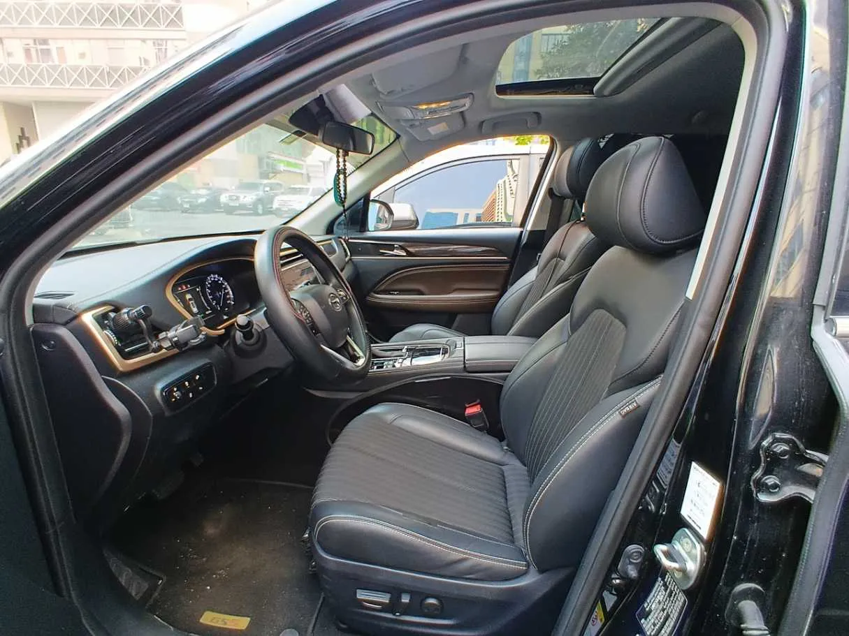 Car image 12