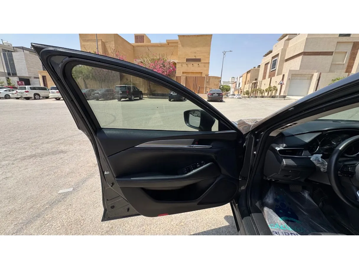 Car image 9